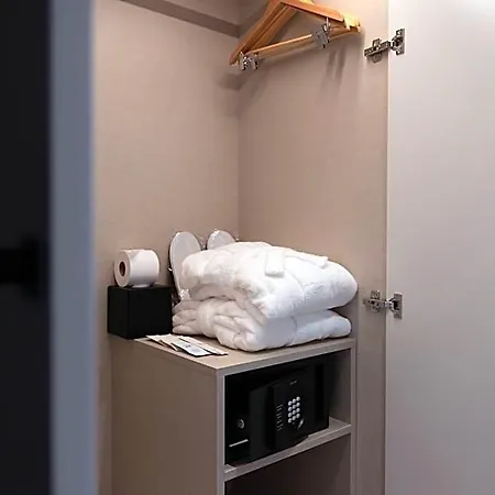 ホテル Ibis Styles Lisboa Aeroporto 4*